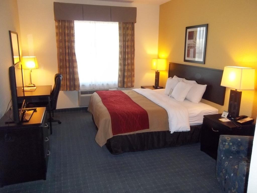 Comfort Inn & Suites Northeast - Gateway Сент-Питерсберг Экстерьер фото