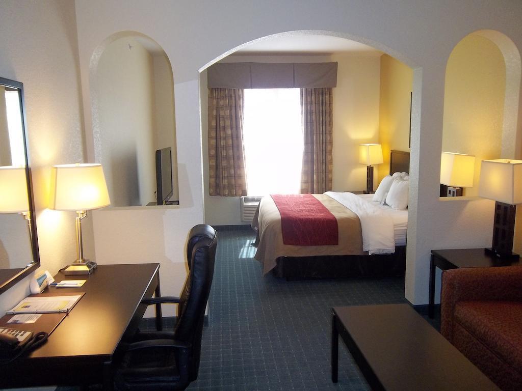 Comfort Inn & Suites Northeast - Gateway Сент-Питерсберг Экстерьер фото