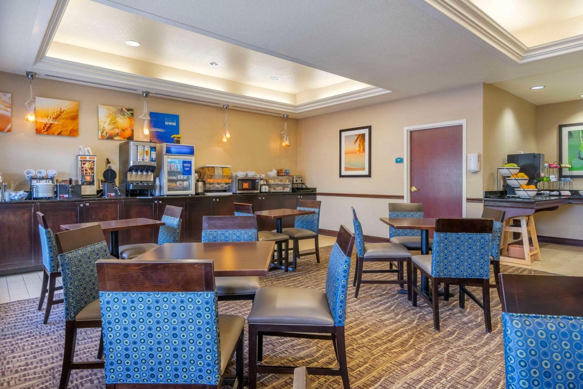 Comfort Inn & Suites Northeast - Gateway Сент-Питерсберг Экстерьер фото