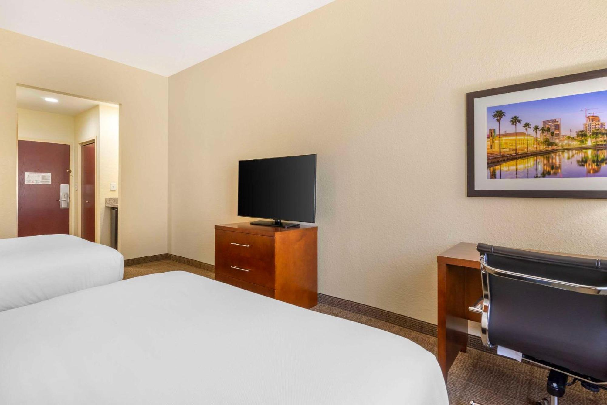 Comfort Inn & Suites Northeast - Gateway Сент-Питерсберг Экстерьер фото