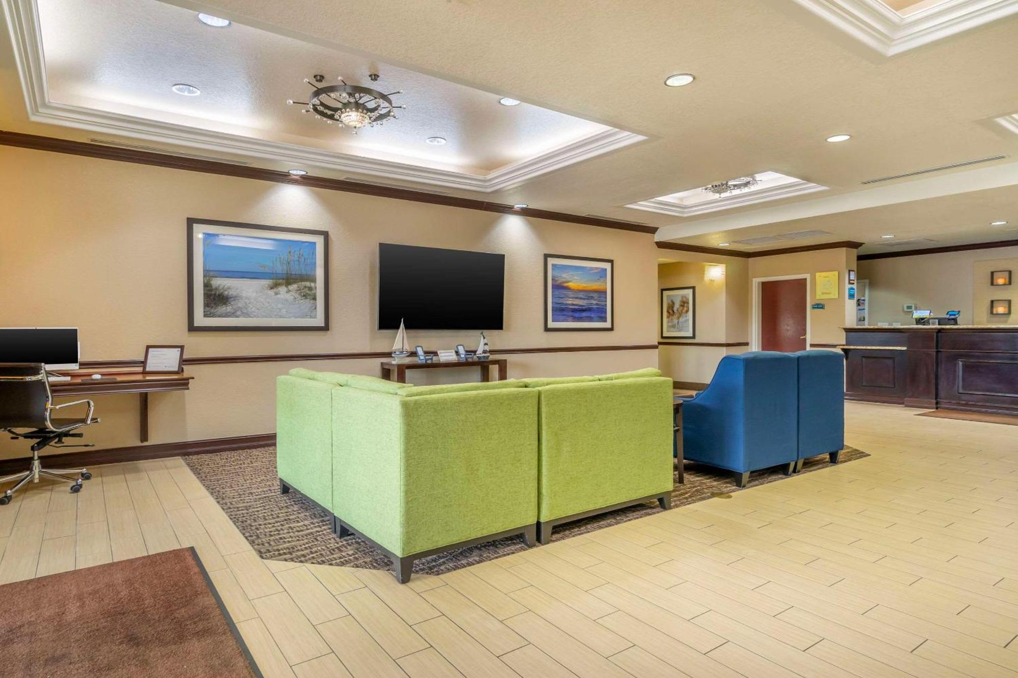 Comfort Inn & Suites Northeast - Gateway Сент-Питерсберг Экстерьер фото